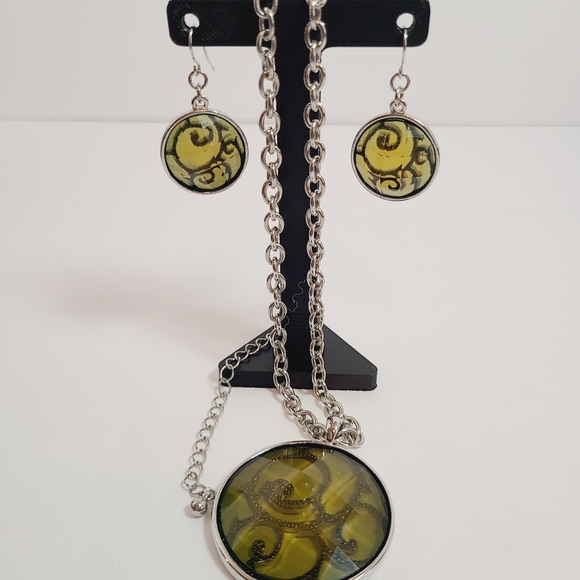 Jewelry - Silver Tone & Moss Green Faceted Filigree Necklace & Earring Set
